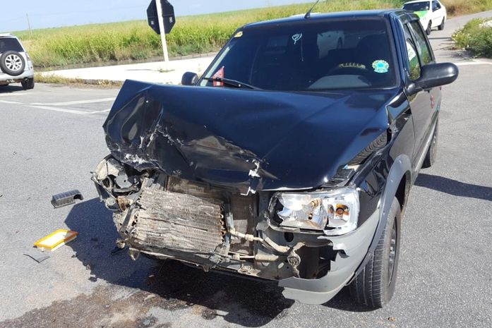 Oficial de justiça tem carro roubado, fica refém dos criminosos e é liberado após colisão