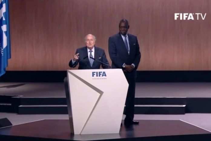 Blatter é reeleito presidente e terá mais quatro anos à frente da Fifa
