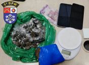 Com balinhas de maconha, suspeito se assusta com presença da polícia e acaba se entregando 