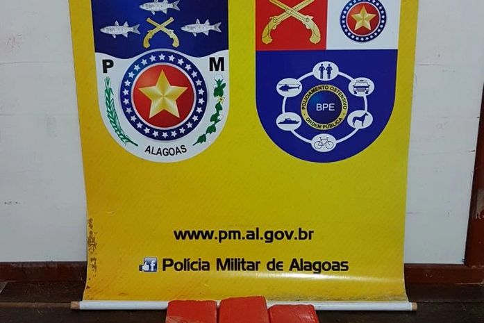 Polícia apreende tabletes de maconha após flagrar menor com droga