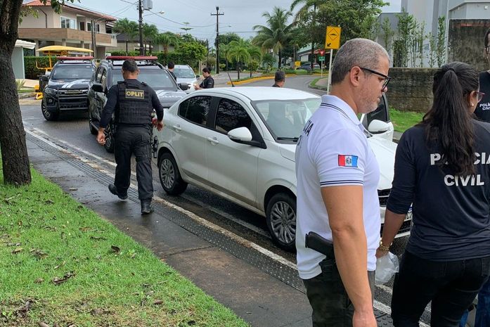 Residência em condomínio de luxo que seria usada para aliciamento de adolescentes e pornografia infantil é alvo de busca e apreensão em Maceió