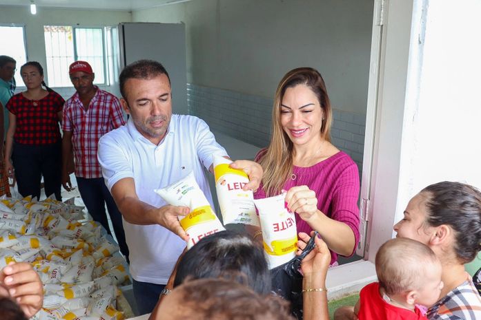 Prefeito Theobaldo Cintra comemora o Dia do Leite com a população, em Major Izidoro.