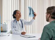 Exames rápidos no SUS: como o tempo de resposta impacta o cuidado com a saúde