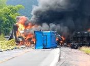 Vídeo: três pessoas ficam feridas e carretas incendeiam após colisão frontal, na BR-101