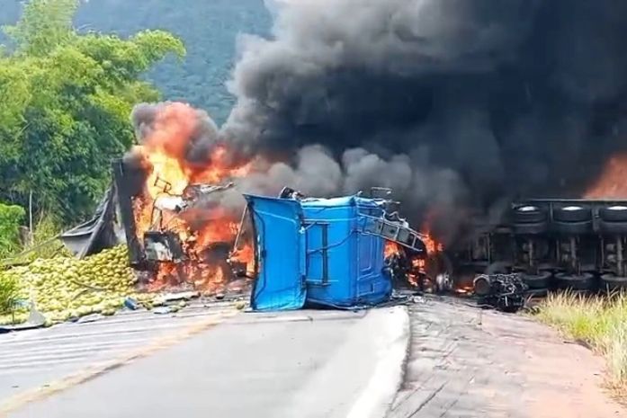 Vídeo: três pessoas ficam feridas e carretas incendeiam após colisão frontal, na BR-101