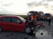 Carro fica parcialmente destruído após colisão com caminhão de cana-de-açúcar na BR-424