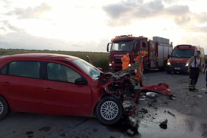 Carro fica parcialmente destruído após colisão com caminhão de cana-de-açúcar na BR-424