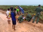 Jovens ficam feridas após capotarem com triciclo na Praia do Gunga