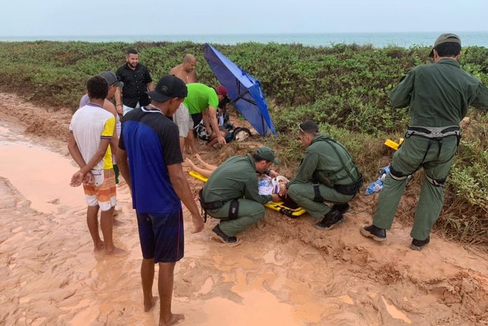 Jovens ficam feridas após capotarem com triciclo na Praia do Gunga