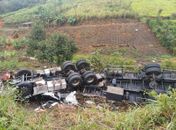 PRF libera trecho da BR-101 após tombamento de carreta em Joaquim Gomes