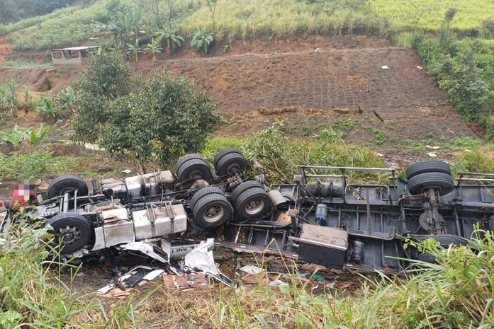 PRF libera trecho da BR-101 após tombamento de carreta em Joaquim Gomes