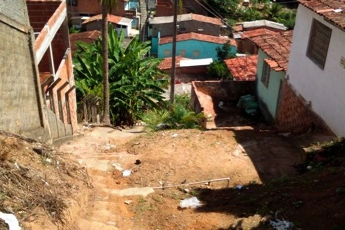 Ao todo, serão 76 grotas beneficiadas com a ação emergencial, que visa levar acessibilidade com a reconstrução e implantação de escadarias