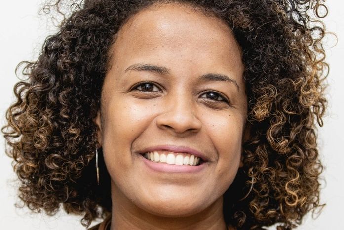 Géssika Costa, considerada uma das repórteres mais premiadas da região Nordeste, foi vítima de misoginia e racismo. Mojubá, preta!