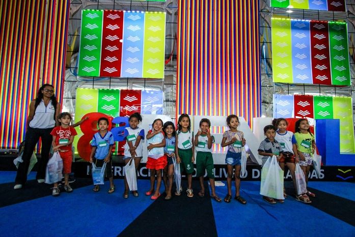 Alunos da Rede Municipal visitam a Bienal do Livro.