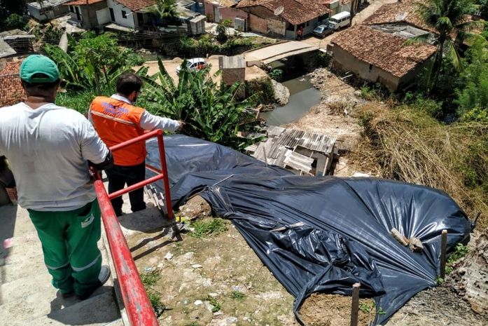 Defesa Civil inicia o processo de colocação de lonas nas áreas de risco de Maceió.