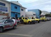 Fugindo de populares, jovem passa correndo em frente à delegacia após furto