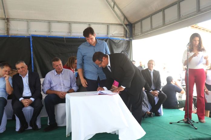 Prefeito Cacau empossa secretário municipal e Conselho de Segurança