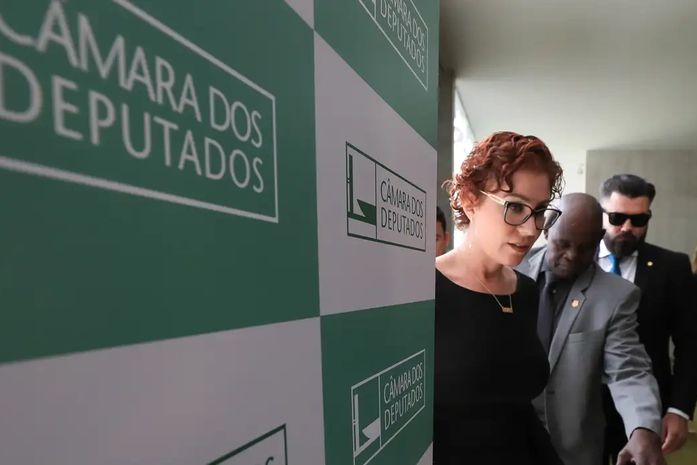 STF julga recurso de Carla Zambelli para anular condenação