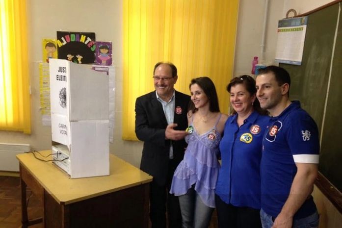 Sartori votou acompanhado da família em Caxias do Sul (Foto: Estêvão Pires/G1)