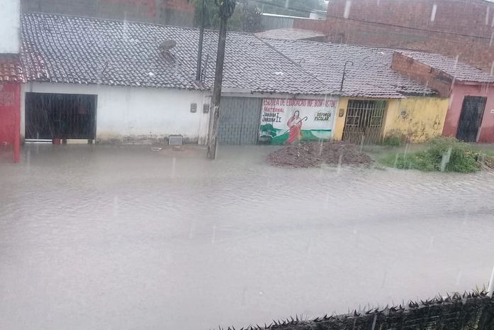 Chuvas alagaram várias ruas da capital