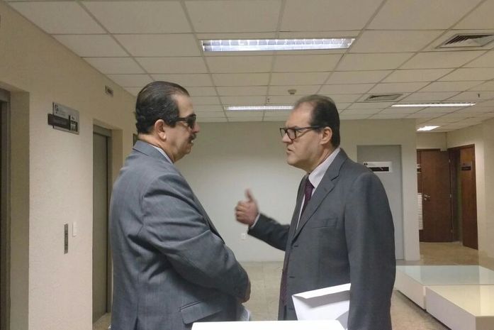 Ex deputado Cícero Amélio em conversa