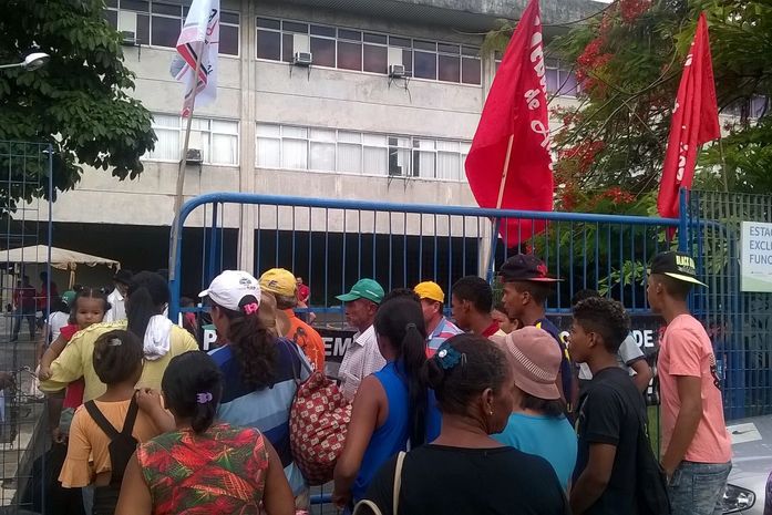 Movimento Via do Trabalho durante protesto na sede da Eletrobras