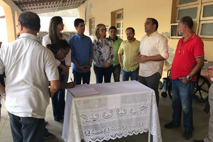 Prefeito Renato Filho assina ordem de serviço para reforma de centro cirúrgico