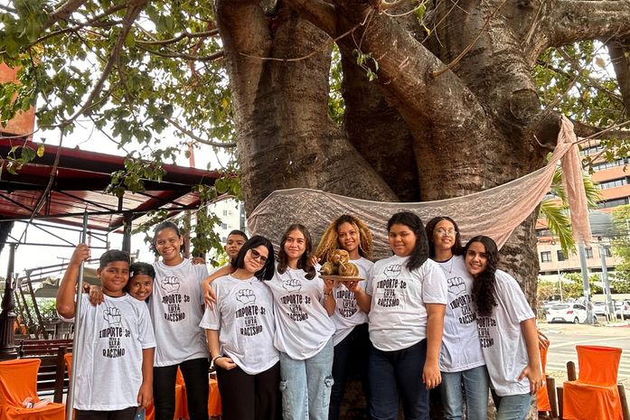 Tia, se o Baobá é uma árvore tão importante, por que a gente  sabe tão pouco sobre ela?- pergunta o menino Wanderson Allan