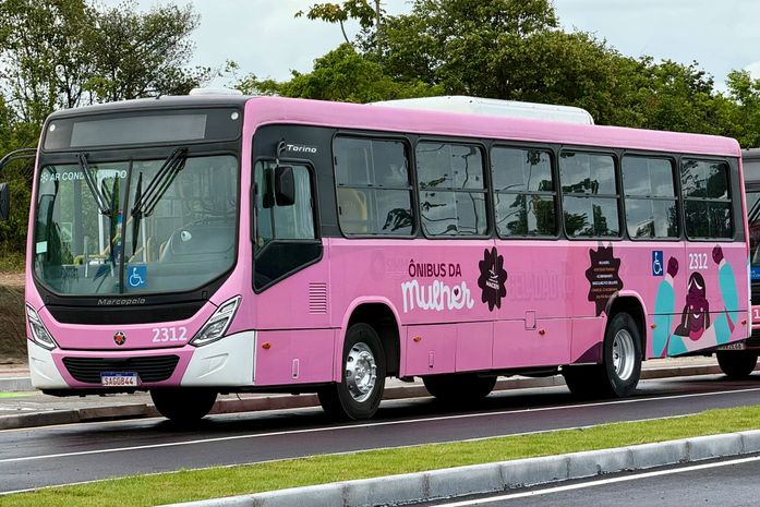 Motorista para "Ônibus Rosa" em delegacia após questionar documento de jovem trans em Maceió