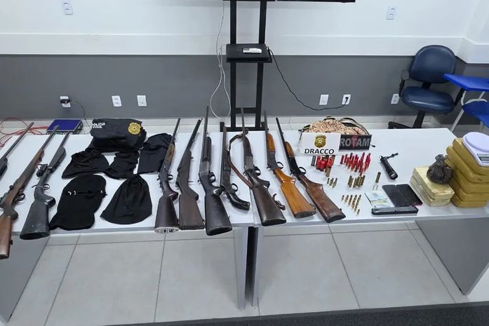 Operação apreende drogas, armas e fardamentos após denúncia sobre transporte de entorpecentes para Arapiraca