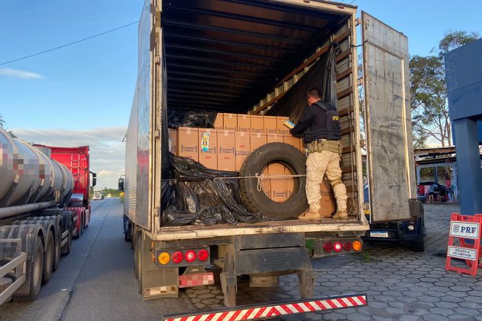 PRF e PM apreendem 600 caixas de cigarros e 93 equipamentos eletrônicos sem nota fiscal, no interior