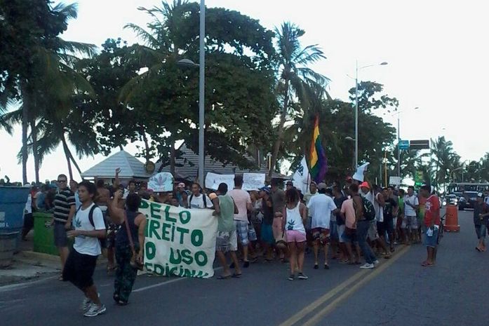 Manifestantes pedem descriminalização do consumo e legalização da planta