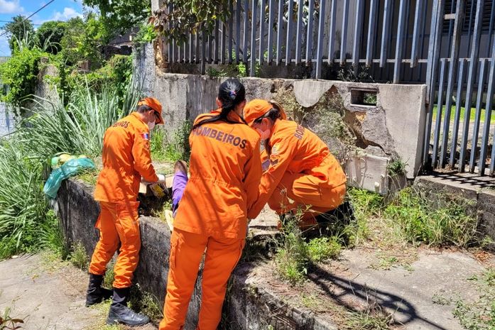 Homem sofre fratura após queda de moto e é socorrido por Bombeiros em Maceió