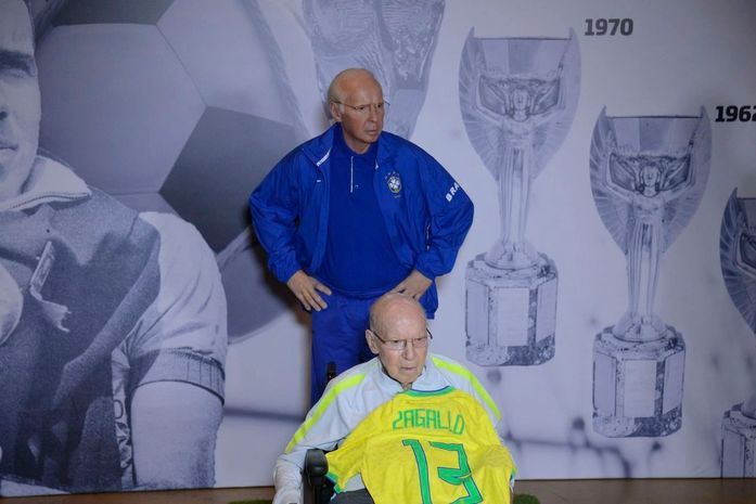 CBF inaugura, no Rio, estátua em homenagem a Zagallo