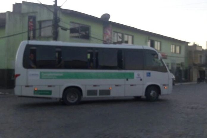 Criminosos armados assaltam van de transporte coletivo