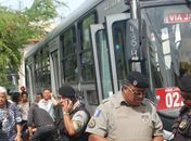 Assalto a ônibus no Jacintinho resultou em mortes e PM ferido