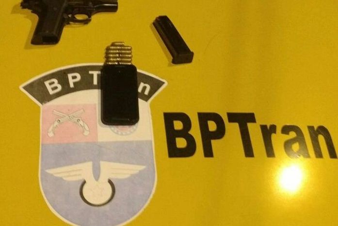 Pistola foi apreendida com servidor