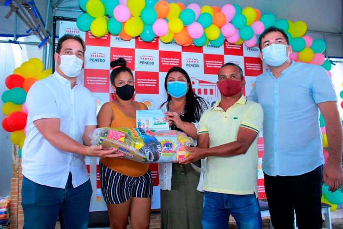 Remanescentes de quilombo em Penedo recebem cesta básica e cartão do Programa CRIA