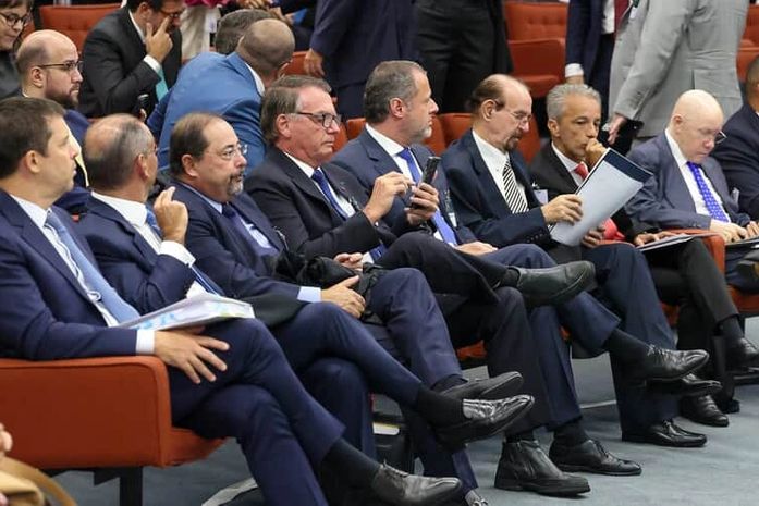 O teatro de Bolsonaro, o covardão golpista