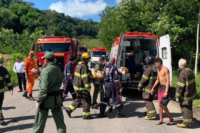 Testemunhas relataram que veículo transportava oito pessoas, seis delas adolescentes.