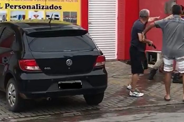 Vídeo mostra militar com arma na mão