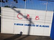 Vídeo mostra homem pichando entrada do CT do CSA com as cores do CRB