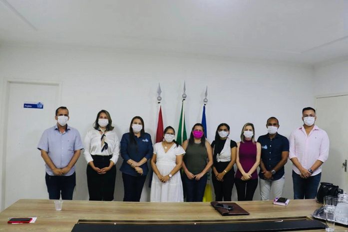 Prefeita Angela Vanessa em reunião com secretários