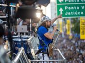Verão Massayó agita e leva multidão à orla com show de Bell Marques e desfile da Beija-Flor