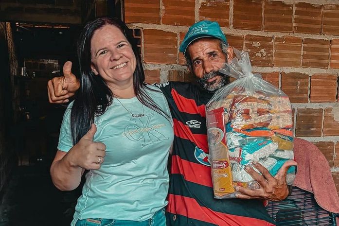 Barra de Santo Antônio: prefeita Lívia Carla leva assistência às famílias da comunidade vila São Pedro (xié) com entrega de cestas básicas