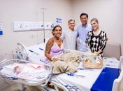 Prefeito Rodrigo Cunha homenageia mães no Hospital da Cidade e destaca avanços para as mulheres