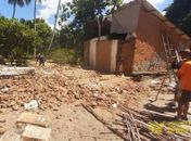 Mulher sofre traumatismo craniano após residência desabar e ferir duas pessoas 