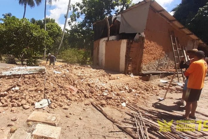 Mulher sofre traumatismo craniano após residência desabar e ferir duas pessoas