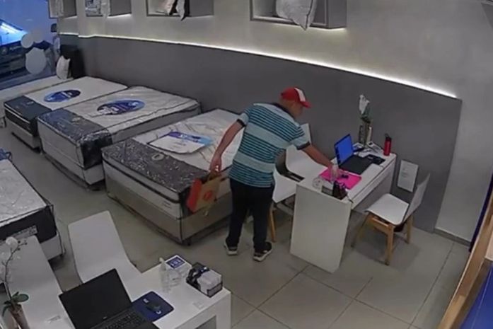 Homem é flagrado furtando celular em loja de colchões na parte baixa de Maceió