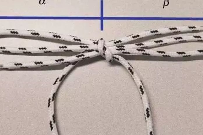 Seu cadarço está meio solto, senhora.- a moça, alertou, da janela do carro, ou uma crônica de sábado para aquecer o coração.